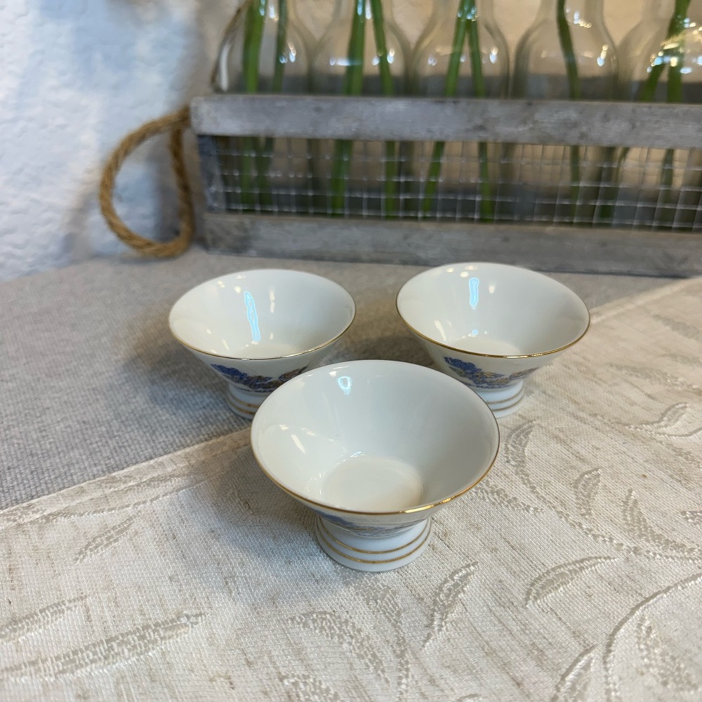 3 Vintage Kiku-Masamune Japanese Sake Cups - Blue Chrysanthemum & Gold‎ Trim - Picture 3 of 9